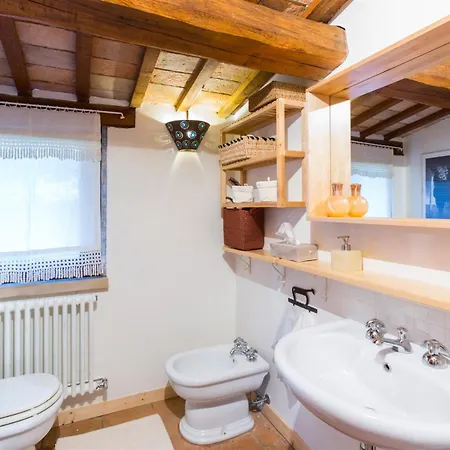 Casa Eugenia 8, Emma Βίλα Πέζαρο