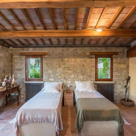 Casa Eugenia 8, Emma * Πέζαρο