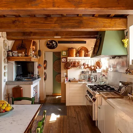 Casa Eugenia 8, Emma Πέζαρο