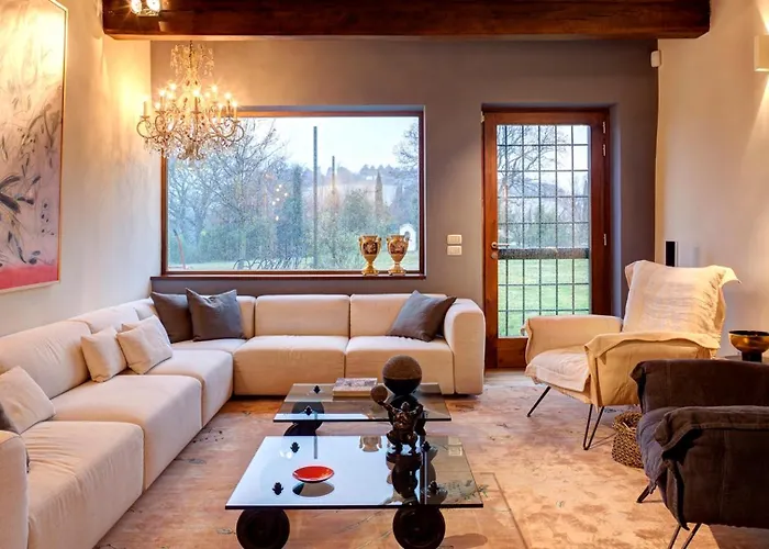 Casa Eugenia 8, Emma Villa